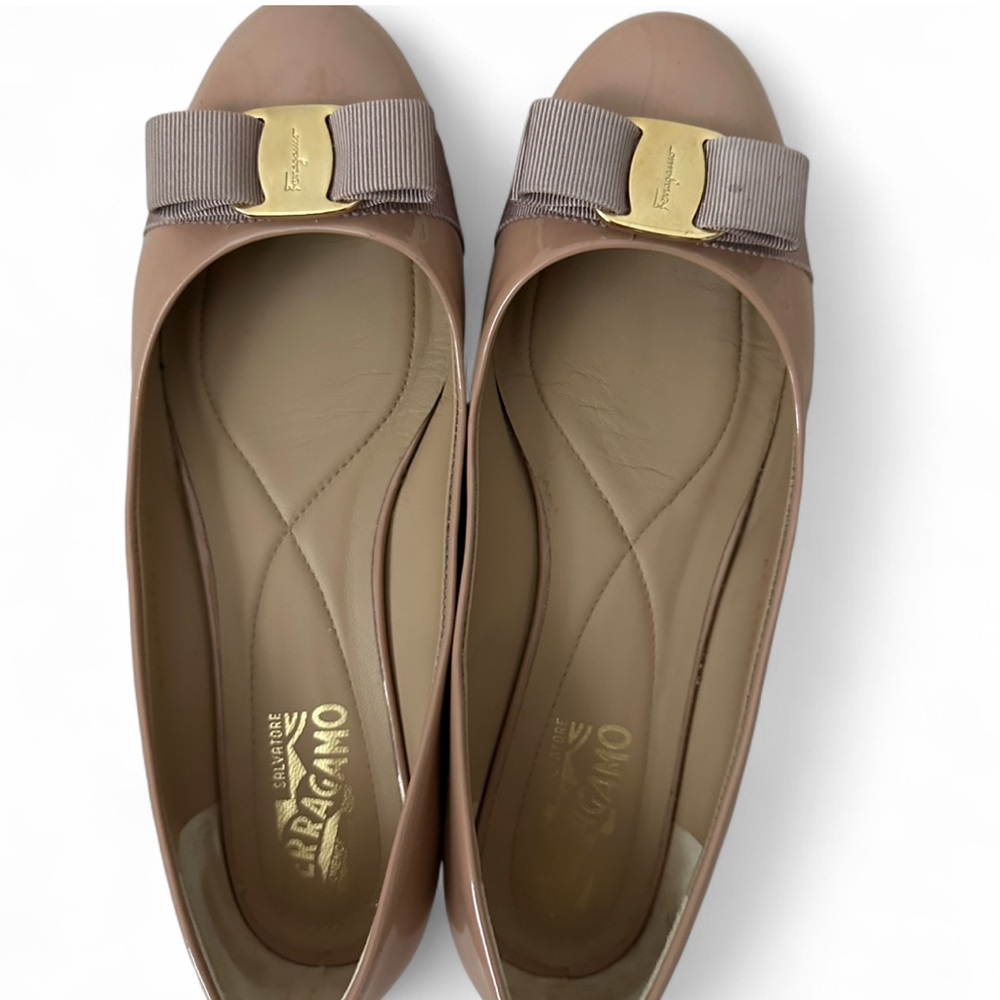 Salvatore Ferragamo Women's nude Flats with Gold Bow 9.5 C -wide